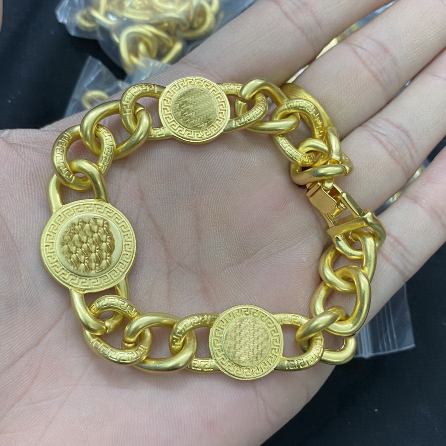 Fashion new designed Pendants Cuba thick chain bracelet Banshee Medusa head portrait 18K gold plated women's ladies bangle Designer Jewelry B016
Fashion new designed Pendants Cuba thick chain bracelet Banshee Medusa head portrait 18K gold plated women's ladies bangle Designer Jewelry B016