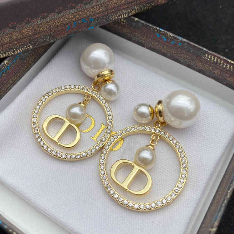 / letters natural pearl inlaid diamond Tassel Earrings Seiko quality versatile classicnew jewellery
/ letters natural pearl inlaid diamond Tassel Earrings Seiko quality versatile classicnew jewellery