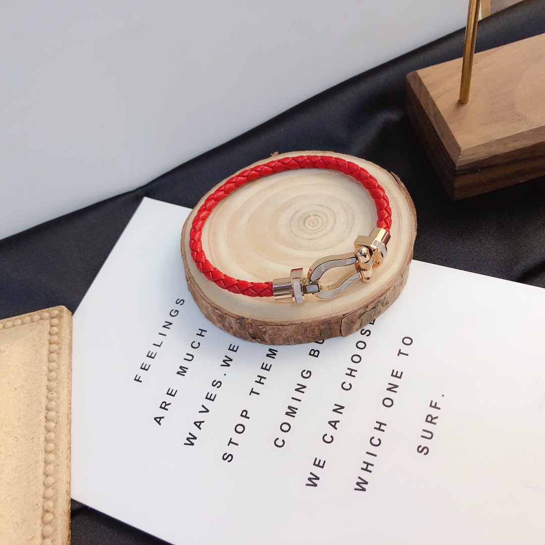 High Quality Bracelets Women Bangle Designer Letter Bracelet Faux Leather 18K Gold Plated Stainless steel Bracelet Womens Wedding Jewelry Gifts S108
High Quality Bracelets Women Bangle Designer Letter Bracelet Faux Leather 18K Gold Plated Stainless steel Bracelet Womens Wedding Jewelry Gifts S108