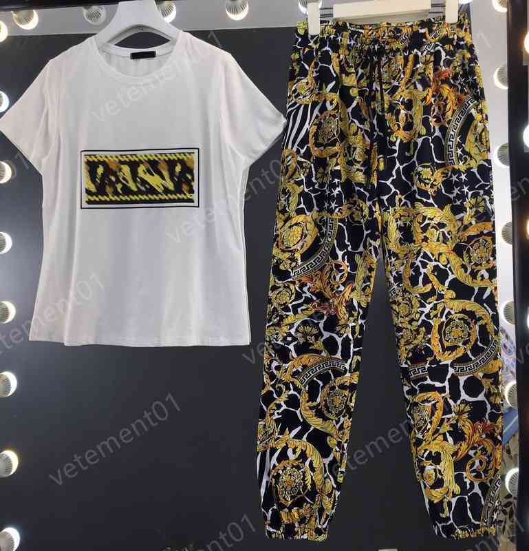 Womens Two Piece Pants Metal Hot Stamped Lettering Logo T-shirt With Gold Trousers 2 Piece Sets Luxury Designer Tracksuits Women Clothing 0912
Womens Two Piece Pants Metal Hot Stamped Lettering Logo T-shirt With Gold Trousers 2 Piece Sets Luxury Designer Tracksuits Women Clothing 0912