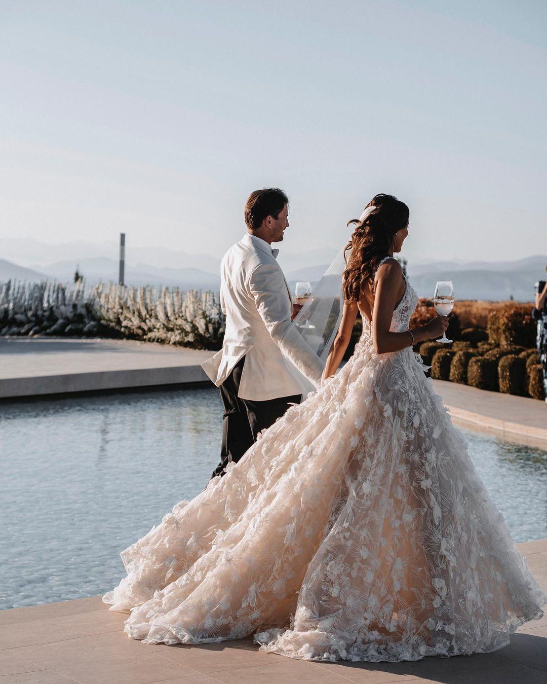 Bohemian Beach Wedding Gowns 2022 3D Florals Lace Backless Sweep Train Plus Size Boho Garden Bridal Party Dresses robe mariage