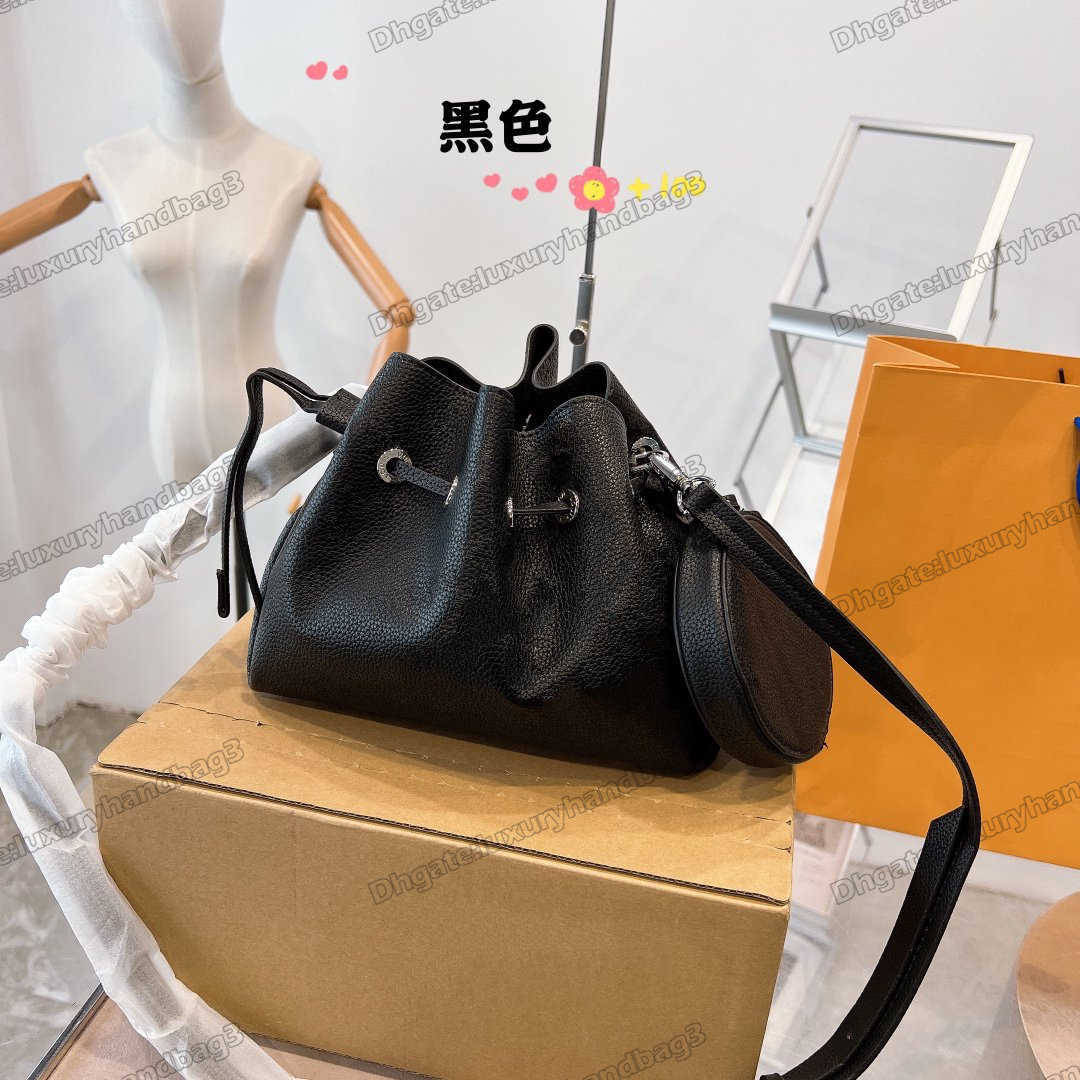 22SS Luxurys Bella Bucket Bag Women Designers Bags Black Perforated Letter Flower Pattern Coin Purse Handbag Soft Cross Body Shoulder Bellas
22SS Luxurys Bella Bucket Bag Women Designers Bags Black Perforated Letter Flower Pattern Coin Purse Handbag Soft Cross Body Shoulder Bellas