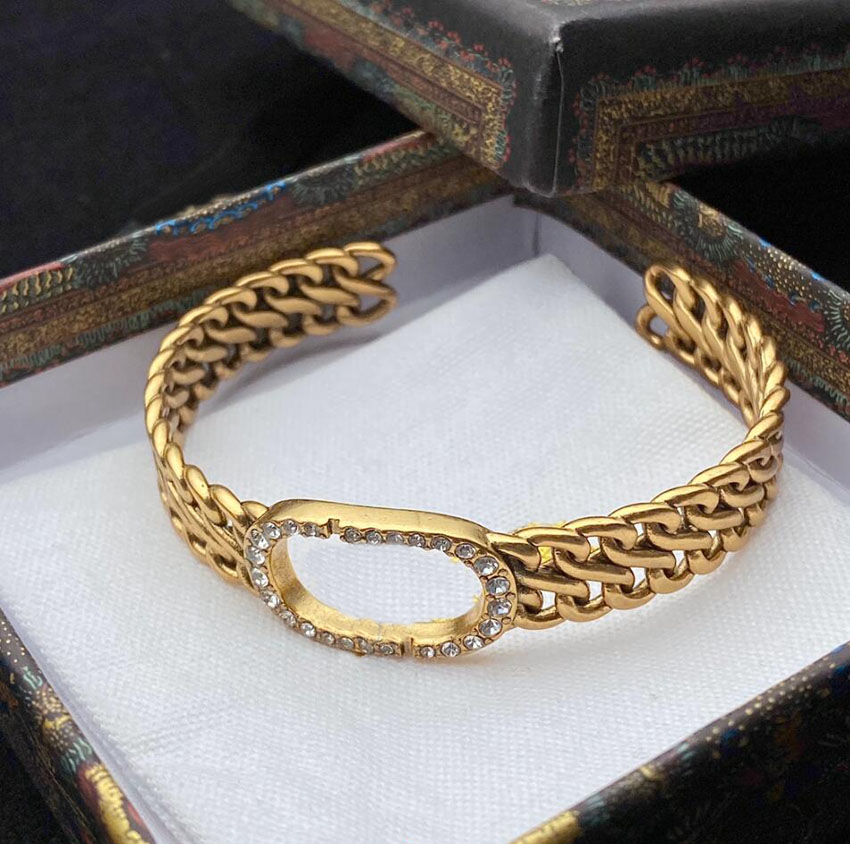 Vintage letter bangle bracelets fashion designer bracelet jewelry women lady party wedding lovers gift engagement jewelry With BOX
Vintage letter bangle bracelets fashion designer bracelet jewelry women lady party wedding lovers gift engagement jewelry With BOX