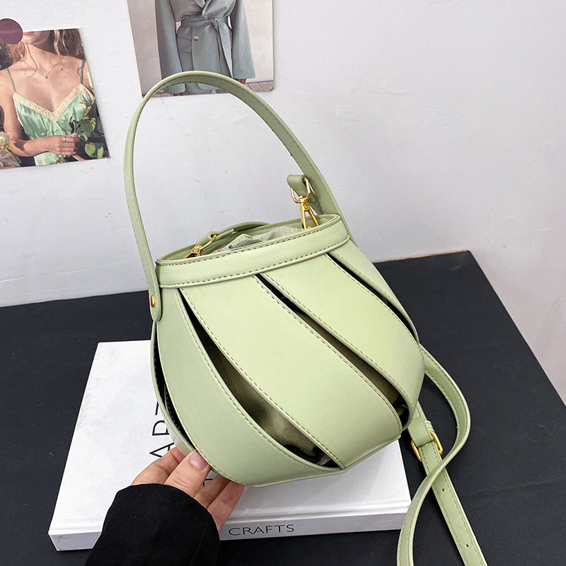 Luxury High Quality leather Hollow out Shoulder Bag for Women 2021 New Handbags Summer Fashion bucket Crossbody Bags Sac A Main, As shown
Luxury High Quality leather Hollow out Shoulder Bag for Women 2021 New Handbags Summer Fashion bucket Crossbody Bags Sac A Main, As shown
