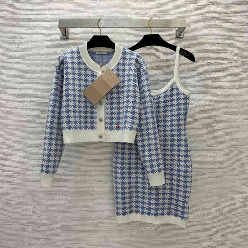 Womens Knitt Two Piece Dress Designer Tracksuits Miu Letter Logo Embroidered Knit Cardigan Jacket Stretch Sling Dress Sets Women Clothing Luxury Apparel
Womens Knitt Two Piece Dress Designer Tracksuits Miu Letter Logo Embroidered Knit Cardigan Jacket Stretch Sling Dress Sets Women Clothing Luxury Apparel