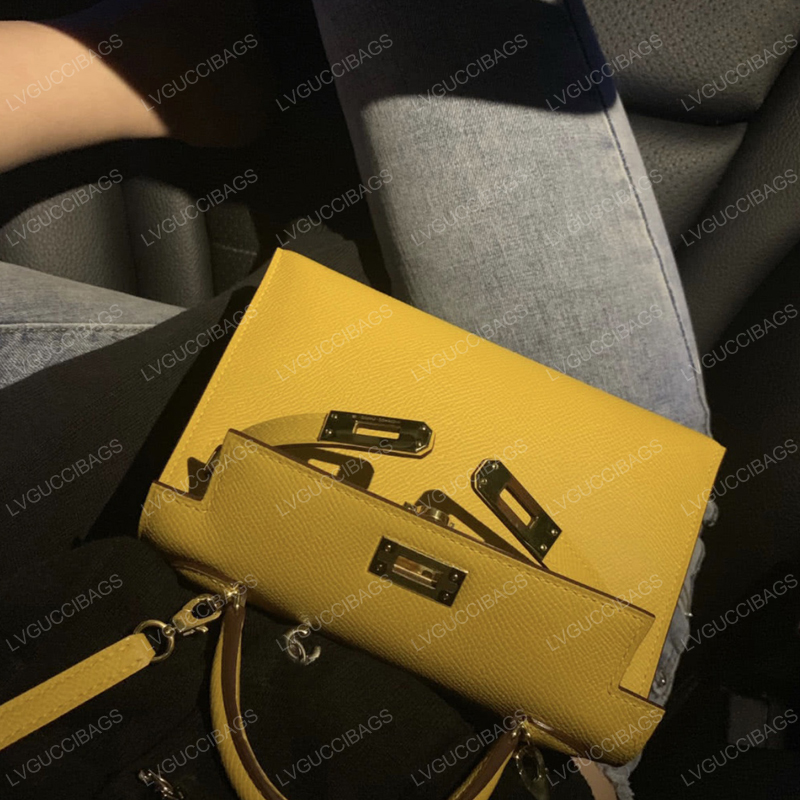 Luxury Designer Crossbody Bag 2022 New Fashion Second Generation Mini Yellow 19/22cm Fashion Ladies One Shoulder Leather Metal Accessories Silk Scarf, Box
Luxury Designer Crossbody Bag 2022 New Fashion Second Generation Mini Yellow 19/22cm Fashion Ladies One Shoulder Leather Metal Accessories Silk Scarf, Box