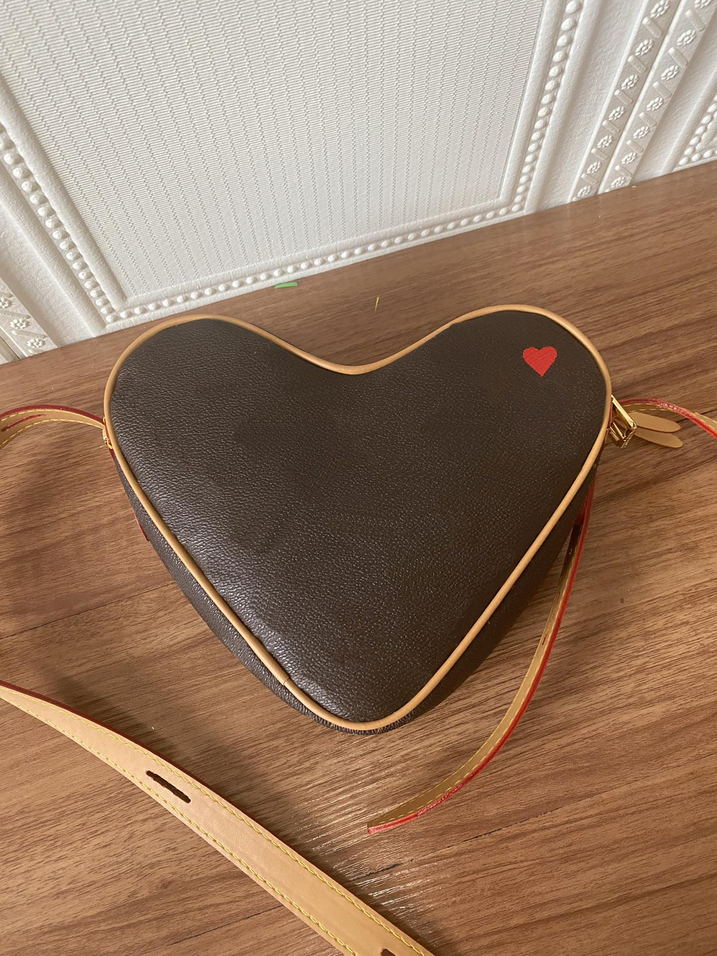 M57456 Game on Coeur Nicolas Ghesquiere red heart pattern printing canvas lady adjustable leather strap handbag shoulder bag cross-body bags, Brown
M57456 Game on Coeur Nicolas Ghesquiere red heart pattern printing canvas lady adjustable leather strap handbag shoulder bag cross-body bags, Brown