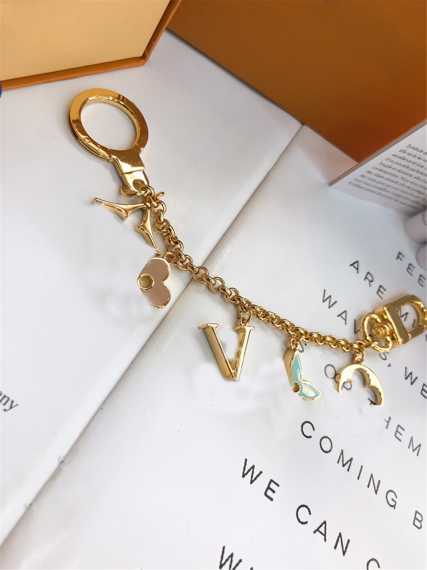 Brand Keychains High Quality Fashion Women Mens Fashionable Handmade Keychain Alloy Stylish Buckle Famous Designer Luxury Key Chain M64526 Bag Ring
Brand Keychains High Quality Fashion Women Mens Fashionable Handmade Keychain Alloy Stylish Buckle Famous Designer Luxury Key Chain M64526 Bag Ring