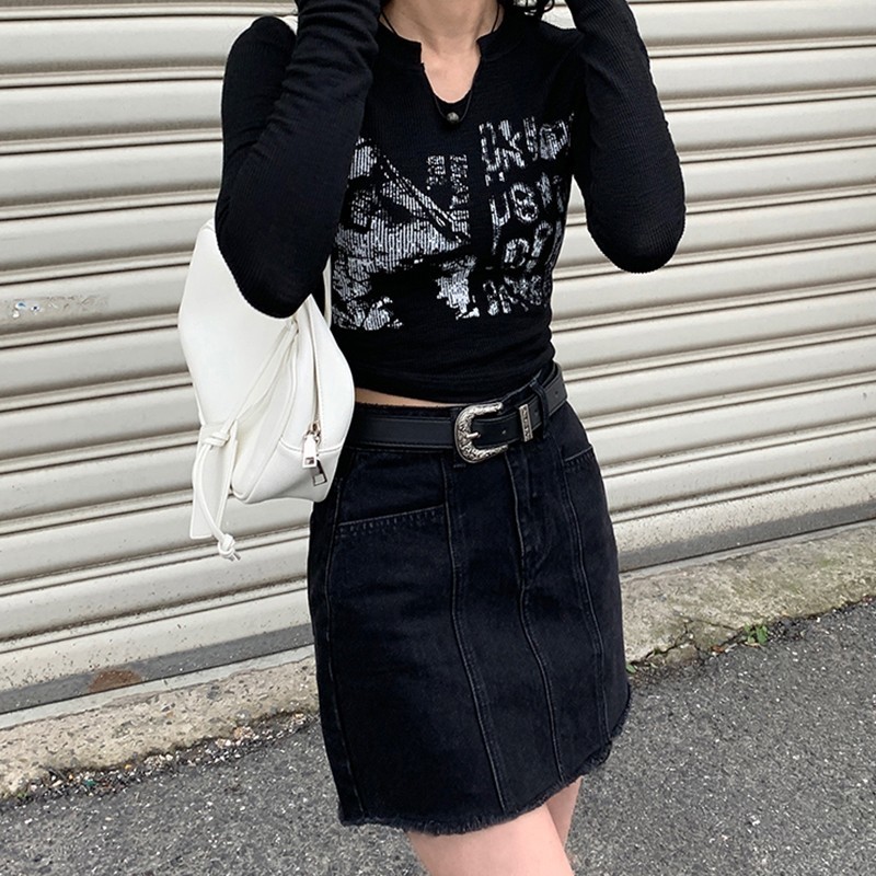 Tonngirls Retro Graffiti Print Elastic T Shirt Women Sexy Slim Crop Top Ribbed Long Sleeve V-neck Tops Grunge Clothes Japanese 220328