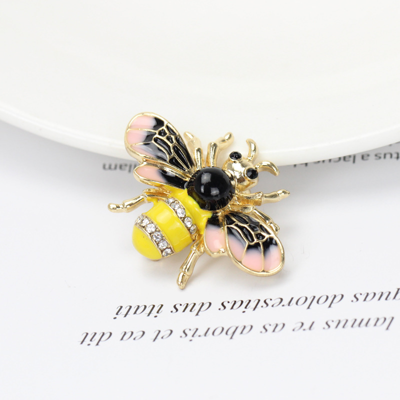 Retro Cute Insect Crystal Bee Brooch Pin European Women Alloy Oil Painting Cartoon Animal Clothes Badge Corsage Accessories Unisex Backpack Sweater Collar Pins
Retro Cute Insect Crystal Bee Brooch Pin European Women Alloy Oil Painting Cartoon Animal Clothes Badge Corsage Accessories Unisex Backpack Sweater Collar Pins