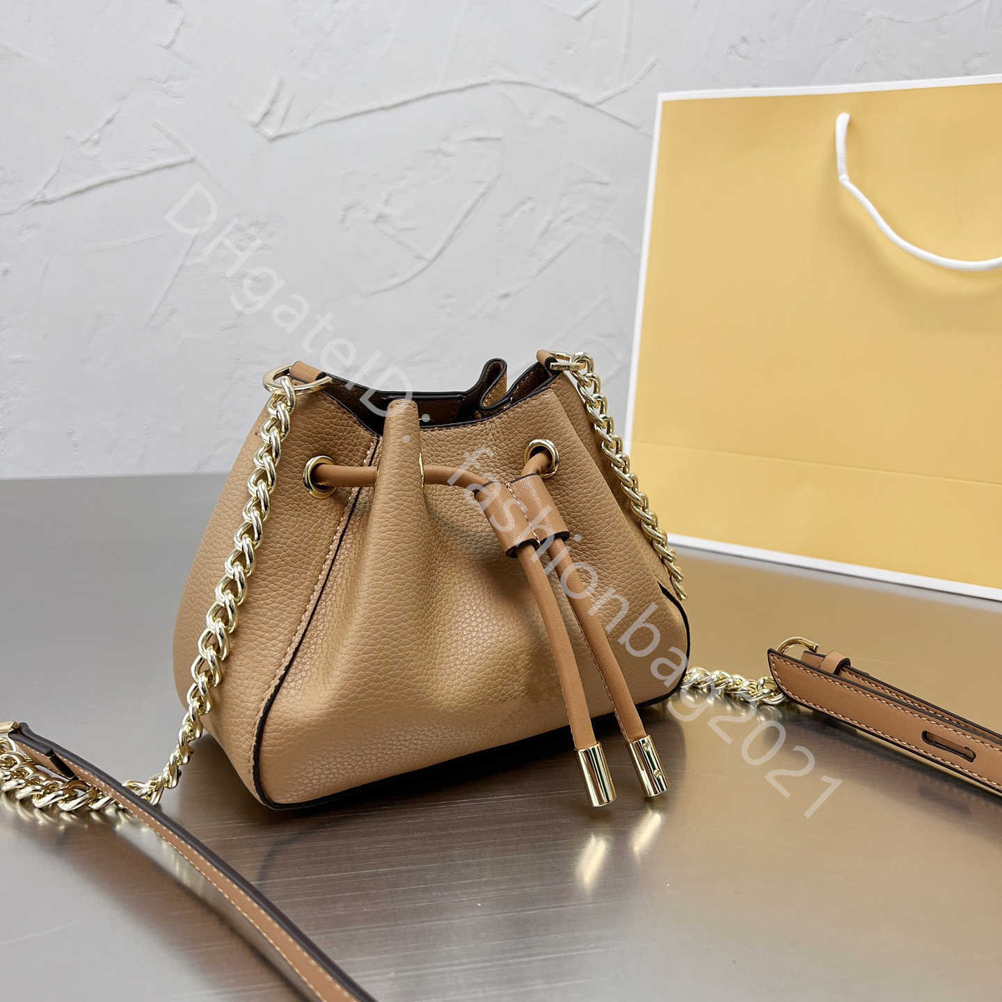 New Fashion luxury designer bags lady high quality women shoulder totes cross body bucket top perfect String Chain hasp purse shopping, Color q
New Fashion luxury designer bags lady high quality women shoulder totes cross body bucket top perfect String Chain hasp purse shopping, Color q