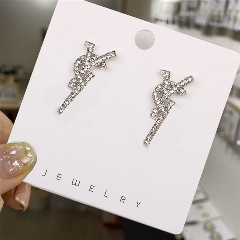 Shiny Rhinestone Letter Charm Earrings Ladies Crystal Silver Eardrops Diamond Letters Long Danglers Jewelry Wholesale
Shiny Rhinestone Letter Charm Earrings Ladies Crystal Silver Eardrops Diamond Letters Long Danglers Jewelry Wholesale