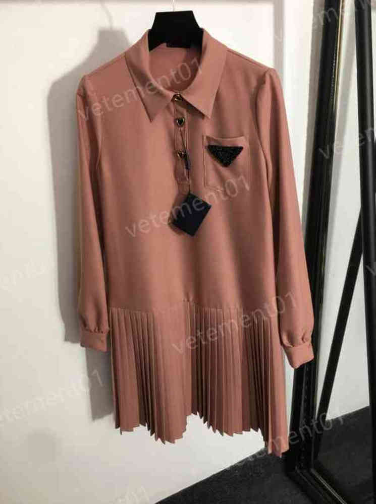 Womens Designer Dresses Fashion Brand Triangle Logo Diamond Pocket Button Pleated Long Sleeve Dress Luxury Women Clothing 0912
Womens Designer Dresses Fashion Brand Triangle Logo Diamond Pocket Button Pleated Long Sleeve Dress Luxury Women Clothing 0912