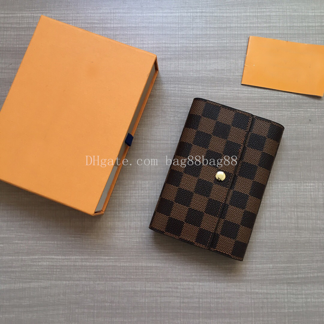 High Quality Luxurys Designers Wallets Purse Bag Fashion Short Victorine Wallet flower Monograms Empreinte Classic Pallas Card Holder Zippy Coin Purses 60047, Brown plaid
High Quality Luxurys Designers Wallets Purse Bag Fashion Short Victorine Wallet flower Monograms Empreinte Classic Pallas Card Holder Zippy Coin Purses 60047, Brown plaid