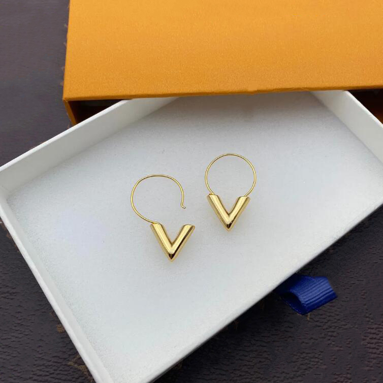 Stud love Retro V letter charm bague homme fashion men woman diamond moissanite Viutonity Earrings engagement Earring original packaging Lvs
Stud love Retro V letter charm bague homme fashion men woman diamond moissanite Viutonity Earrings engagement Earring original packaging Lvs