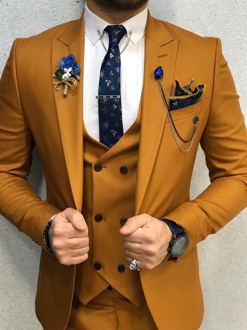 Handsome Mustard Men Suits Wedding Tuxedos 3 Piece Groom Wear One Button Slim Fit Prom Party Blazer Peaked Lapel Groomsmen Dinner Suit Jacket Vest Pan