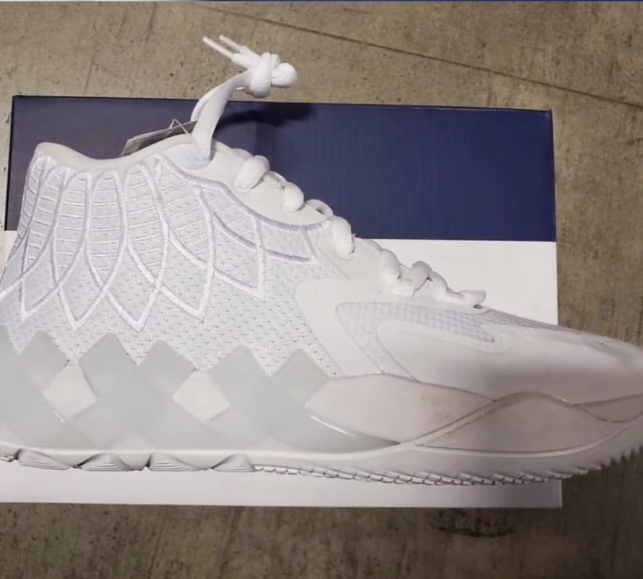 MB1 Triple White Men Basketball Shoes With Box 2022 High Quality Sport Shoe Trainner Sneakers Size 7-12, Wht
MB1 Triple White Men Basketball Shoes With Box 2022 High Quality Sport Shoe Trainner Sneakers Size 7-12, Wht