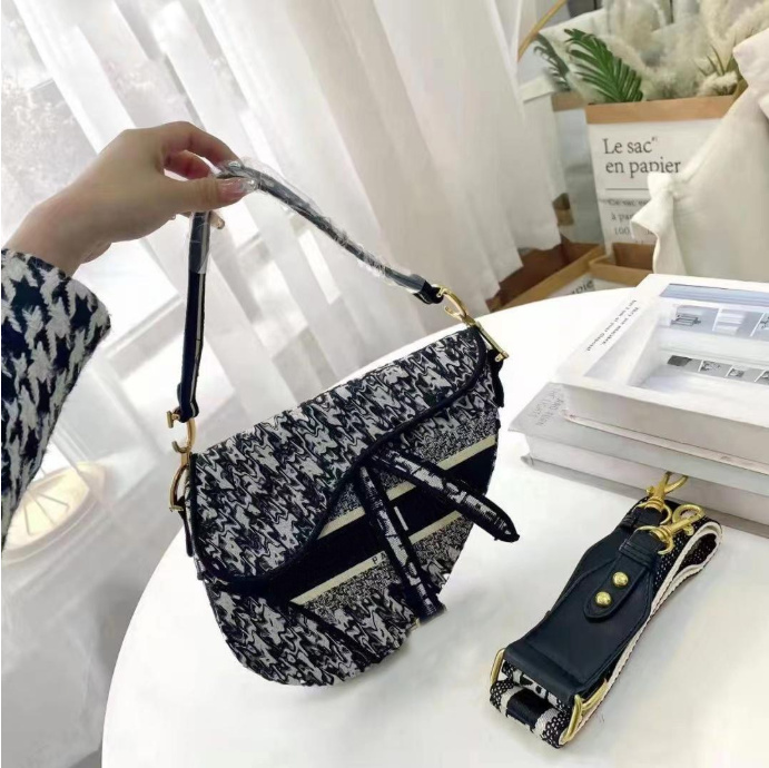 2022 Top Quality Luxury Designers Totes Saddle's Bag Woman Oblique Embroidery Handbags Single Shoulder Bags ladies Fashion Banquet Cowboy handbag with box
2022 Top Quality Luxury Designers Totes Saddle's Bag Woman Oblique Embroidery Handbags Single Shoulder Bags ladies Fashion Banquet Cowboy handbag with box