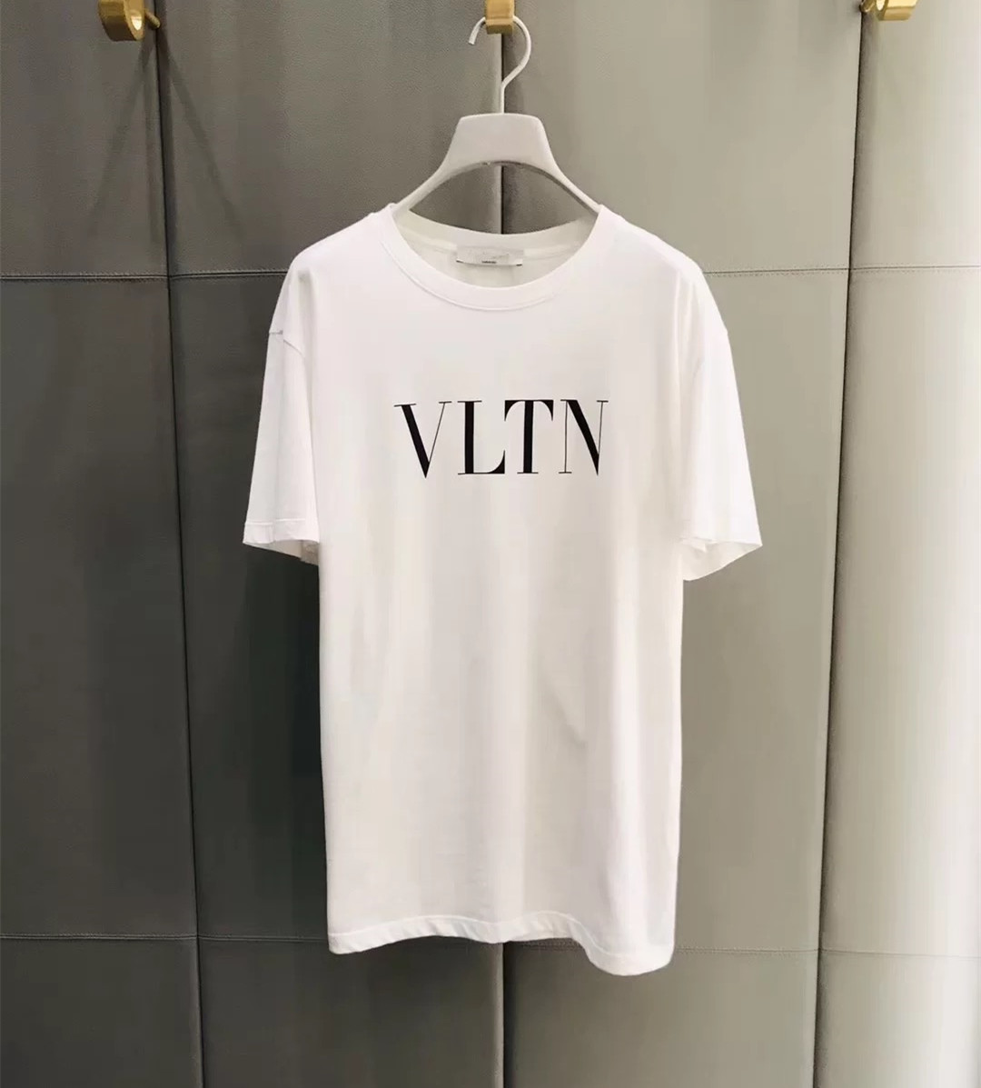 Summer 2022 Luxury designer Short Sleeve Men' And Women' Line Love Fashion Short Sleeve T Shirts VLTN Casual Tops For Lovers Shopping, E1 high quality
Summer 2022 Luxury designer Short Sleeve Men' And Women' Line Love Fashion Short Sleeve T Shirts VLTN Casual Tops For Lovers Shopping, E1 high quality
