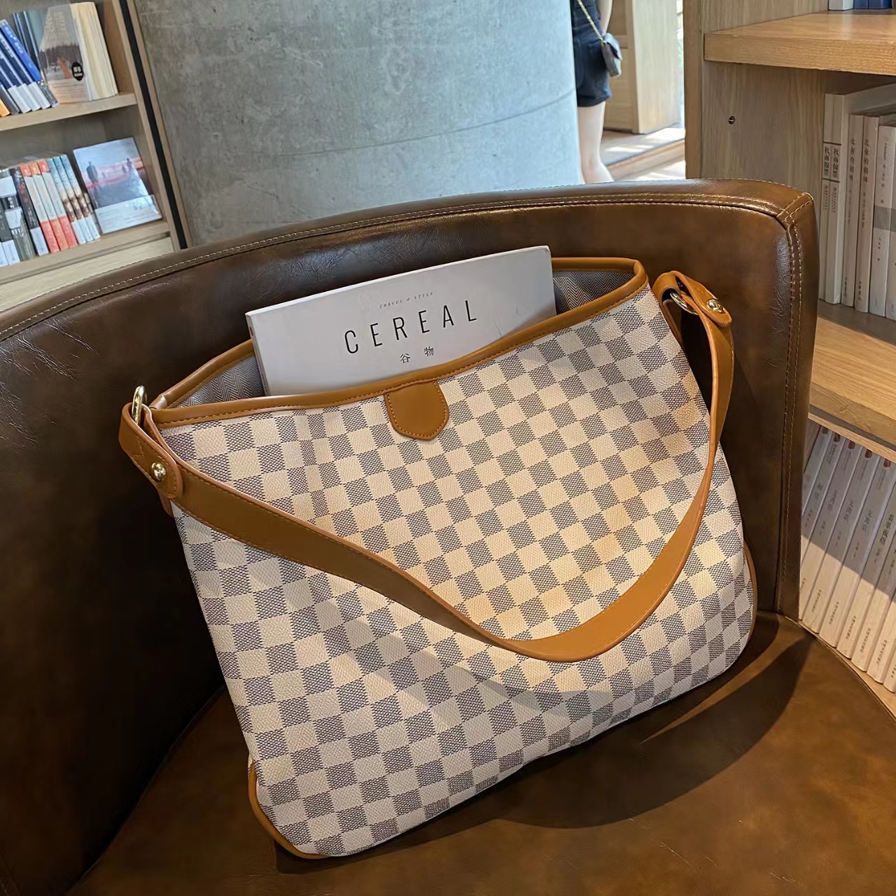 European and American classic big-name checkerboard fashion bag shoulder messenger bag tote bag, 1 grid
European and American classic big-name checkerboard fashion bag shoulder messenger bag tote bag, 1 grid