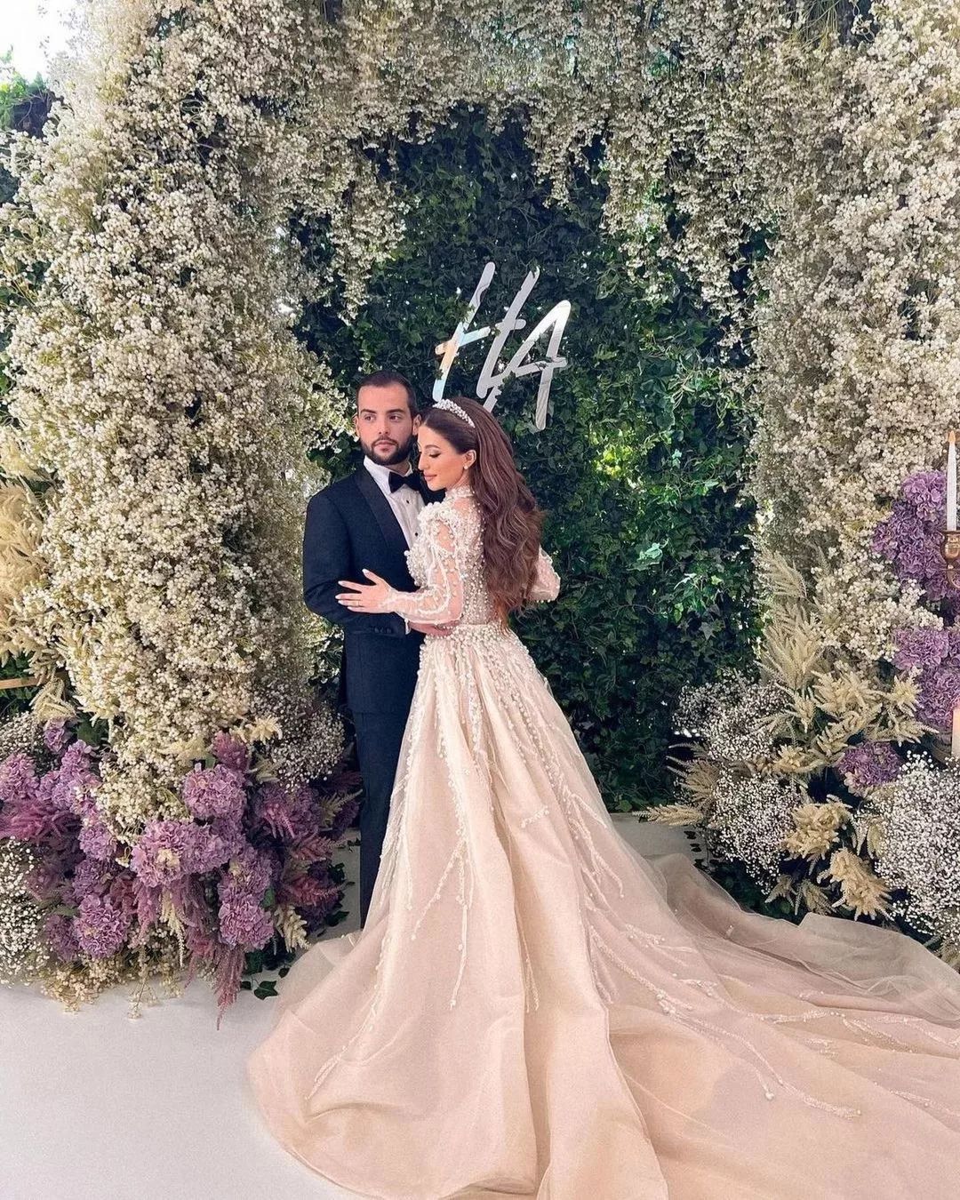 Ball Gown Wedding Dresses High Neck Portrait Long Sleeves Pearls Beads Sequins Appliques Lace Ruffles or Length Bridal Gowns Plus Size robes de soiree