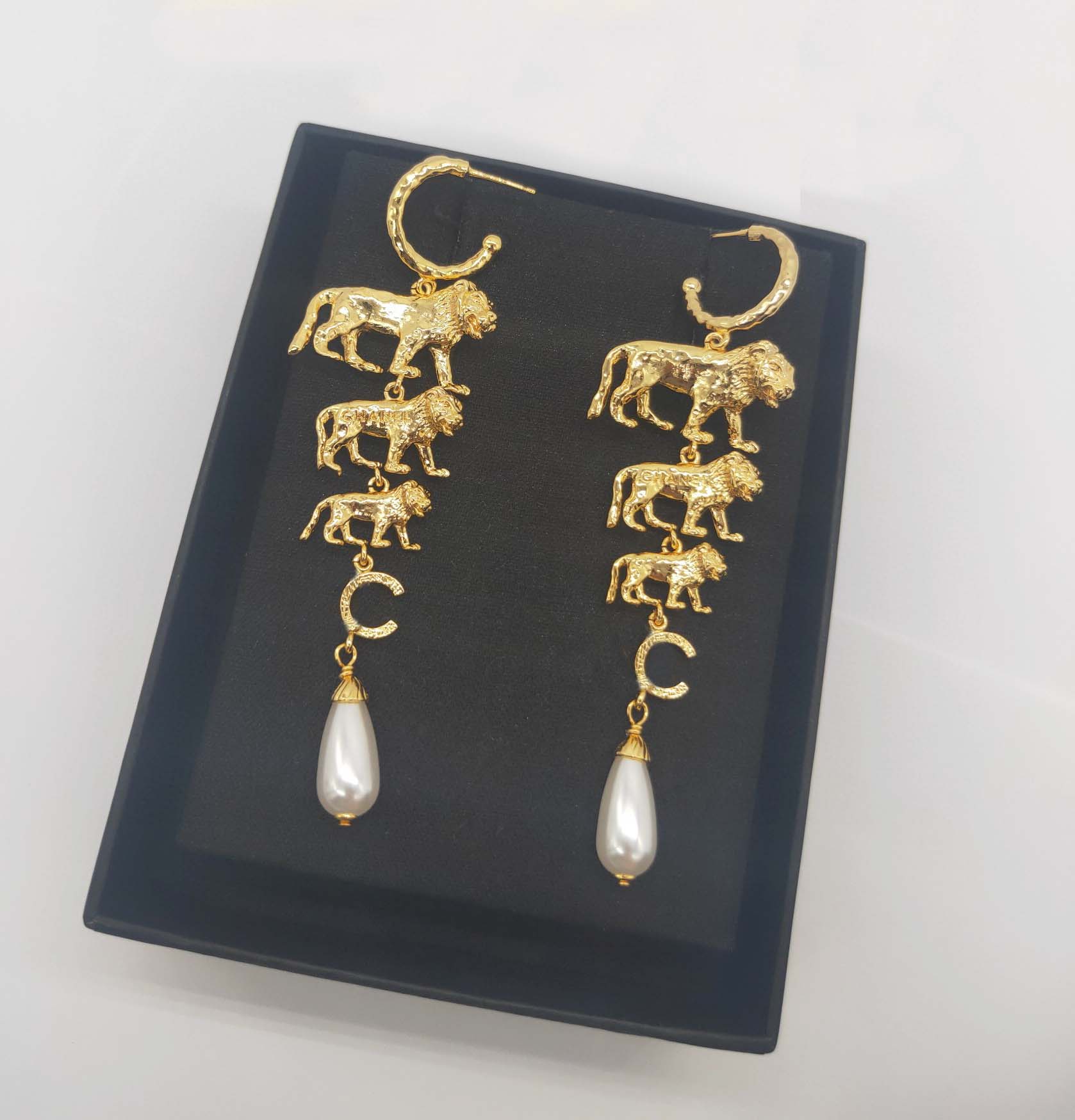 2022 Top quality Charm pendant necklace with three lions in 18k gold plated for women wedding jewelry gift drop earring have box stamp PS7976
2022 Top quality Charm pendant necklace with three lions in 18k gold plated for women wedding jewelry gift drop earring have box stamp PS7976