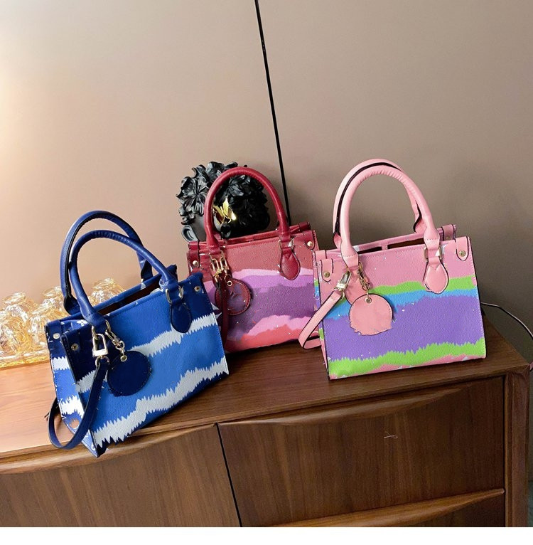 Luxury Girls letter printed square handbags kids clouds single shoulder bag fashion children PU leather messenger tote bag A8786, Pink
Luxury Girls letter printed square handbags kids clouds single shoulder bag fashion children PU leather messenger tote bag A8786, Pink