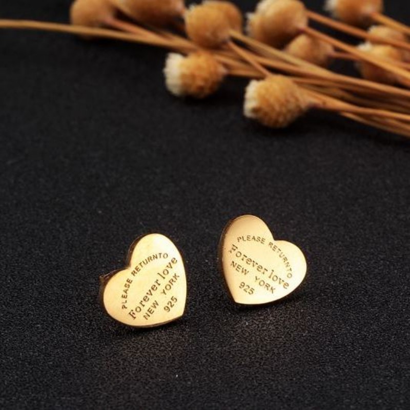 2022 Top Quality Classic Style Women Love Heart Studs Luxury Titanium Steel Fashion Earrings Logo Printed Wedding Party Gifts
2022 Top Quality Classic Style Women Love Heart Studs Luxury Titanium Steel Fashion Earrings Logo Printed Wedding Party Gifts