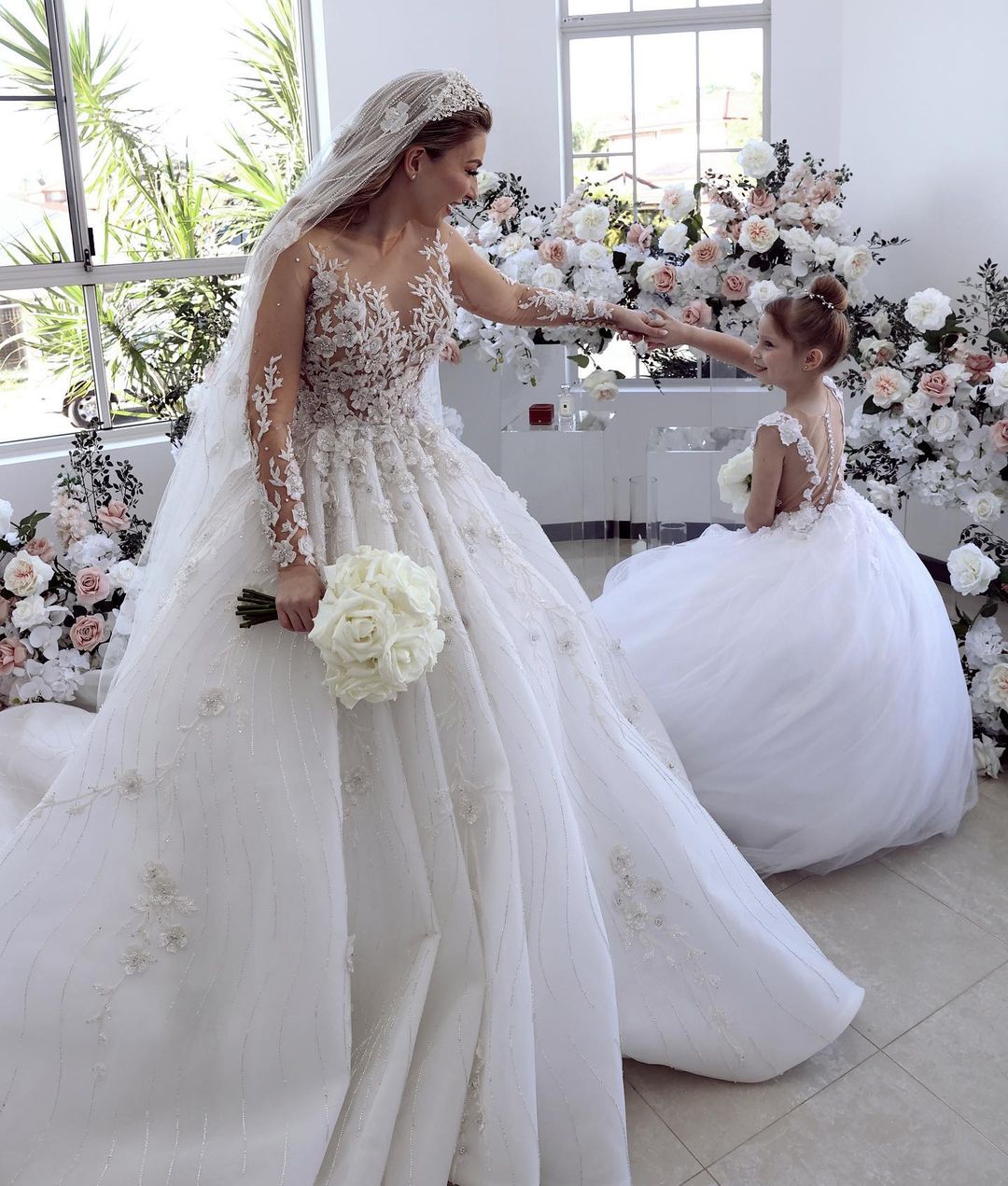 Exquisite Women Wedding Dress Custom Made Long Sleeve 3D Flowers Ball Gown Lace Applique Crystal Flowers Bridal Dresses