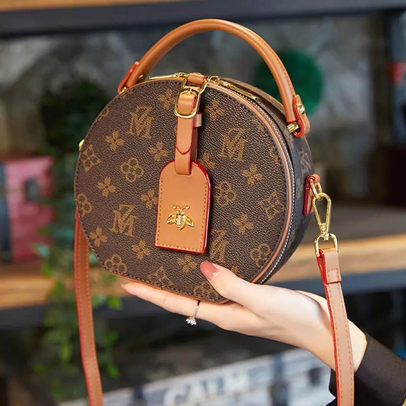 Niche brand Luxury design Round One Shoulder Crossbody Bag 2022 Fashion rounded bags versatile printed rounding cake bag women's handbag, Brown
Niche brand Luxury design Round One Shoulder Crossbody Bag 2022 Fashion rounded bags versatile printed rounding cake bag women's handbag, Brown