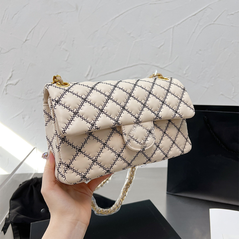 2022 Retro Designer Shoulder Bags Fashion Rhombus Plaid Quilted Sacoche Street Designers Handbags Casual Luxury Crossbody Bags Ladies Wallet Totes cowhide Purses, Black
2022 Retro Designer Shoulder Bags Fashion Rhombus Plaid Quilted Sacoche Street Designers Handbags Casual Luxury Crossbody Bags Ladies Wallet Totes cowhide Purses, Black