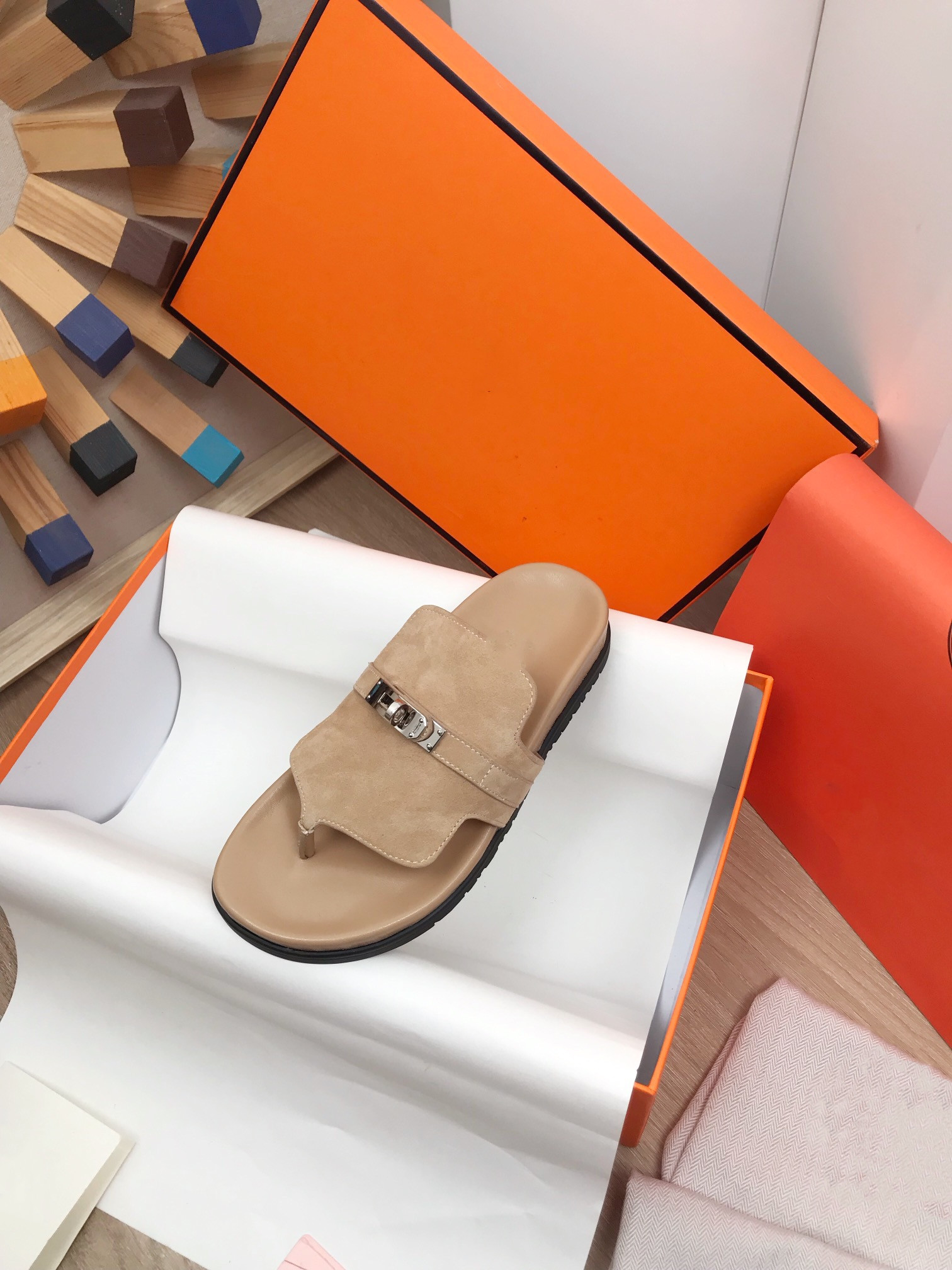 Designer Slides Slippers Women Black Withe Banded Flats Sandals Leather Embellished Baguette Pattern Ladies Sexy Letter Beach Flip Flops 0407, 04
Designer Slides Slippers Women Black Withe Banded Flats Sandals Leather Embellished Baguette Pattern Ladies Sexy Letter Beach Flip Flops 0407, 04