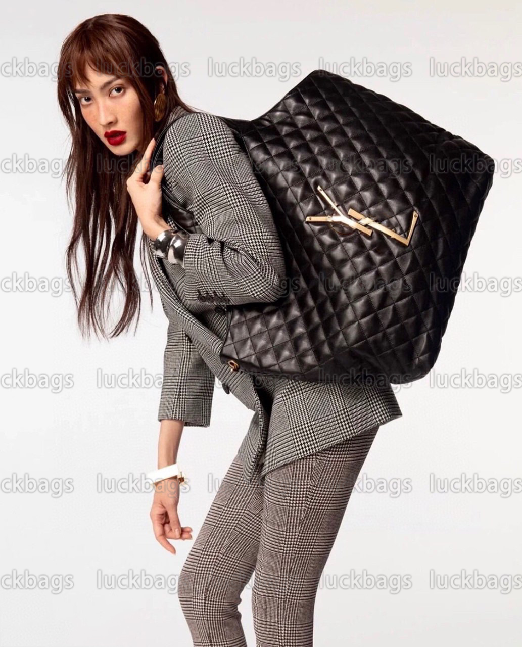 Icare Maxi Shopping Totes Bags Quilted Featuring Metal Chain Toggle Closure Removable Pouch Dcorated With Carre-quilted Overstitching Tote Bag
Icare Maxi Shopping Totes Bags Quilted Featuring Metal Chain Toggle Closure Removable Pouch Dcorated With Carre-quilted Overstitching Tote Bag