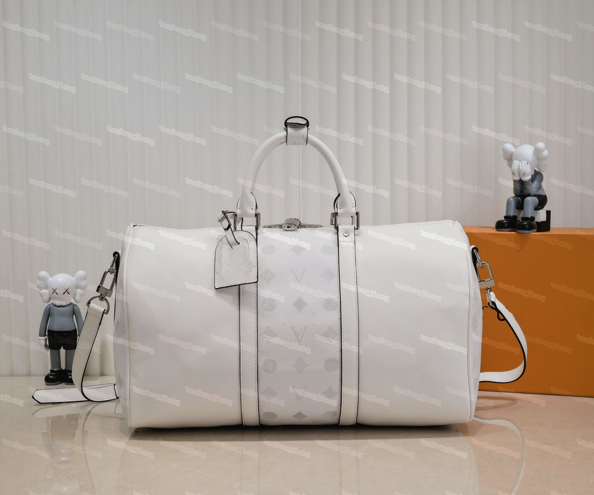 Fashion designer luggage bags large-capacity men's and women's luggage hand-held single shoulder
Fashion designer luggage bags large-capacity men's and women's luggage hand-held single shoulder
