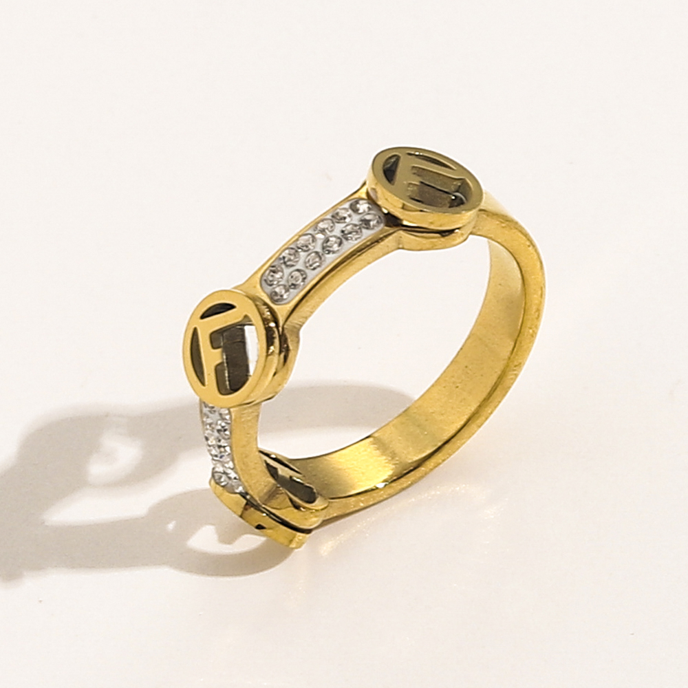 New Fashionable Jewelry Designer Rings Women Letter 18K Gold Plated Stainless Steel Diamond Gemstones Ring Fine Finger Ring Love Wedding Supplies ZG1528
New Fashionable Jewelry Designer Rings Women Letter 18K Gold Plated Stainless Steel Diamond Gemstones Ring Fine Finger Ring Love Wedding Supplies ZG1528