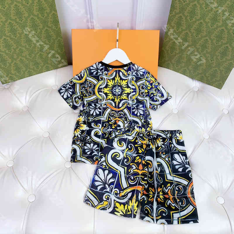 Fashion Designer baby clothes set Luxury tracksuit Vintage Vers..ce print t shirt shorts two piece suit siblings children clothing suit
Fashion Designer baby clothes set Luxury tracksuit Vintage Vers..ce print t shirt shorts two piece suit siblings children clothing suit
