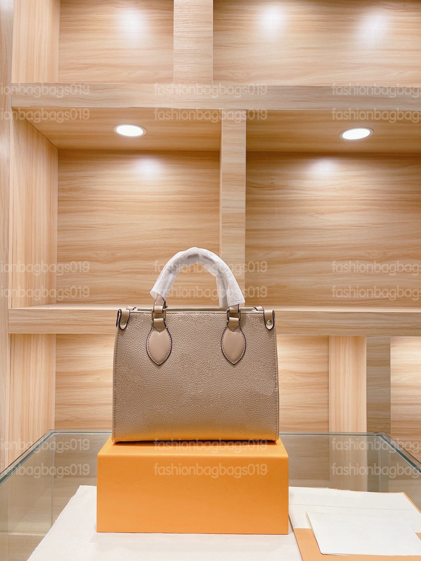 ONTHEGO PM 25cm Mini Tote Bag Embossed Bicolor Monograms Leather Handbag Cross Body handle Carry Purse Wallets 25cm on the go
ONTHEGO PM 25cm Mini Tote Bag Embossed Bicolor Monograms Leather Handbag Cross Body handle Carry Purse Wallets 25cm on the go