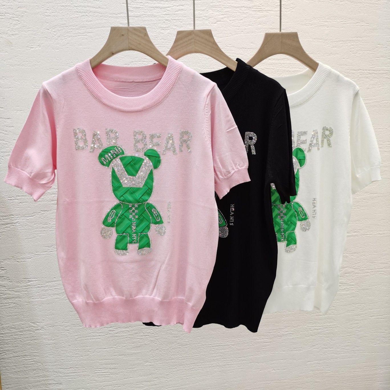 2022 Fashion new alphabet hot diamond knitted T-shirt Green Bear heavy craft hot diamond round collar pullover top, Black 
2022 Fashion new alphabet hot diamond knitted T-shirt Green Bear heavy craft hot diamond round collar pullover top, Black