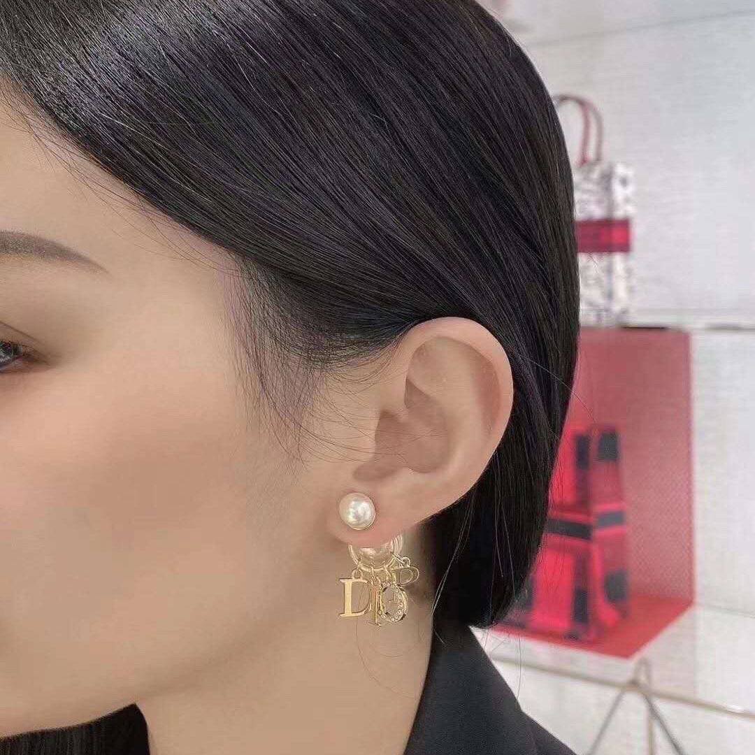 Shinng dangle earring Chandelierb temperament couple pearl stud earrings silver 925 for lady Women Party Wedding Lovers gift engagement Jewelry for Bride With BOX
Shinng dangle earring Chandelierb temperament couple pearl stud earrings silver 925 for lady Women Party Wedding Lovers gift engagement Jewelry for Bride With BOX