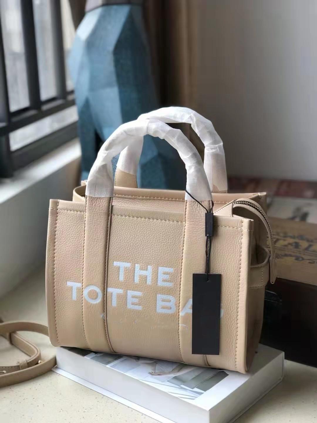 Marc Jocobs Genuine Leather Tote Bag Women's Vintage Large Capacity Handbag Simple Single Shoulder Messenger BagS 26CM, As pic
Marc Jocobs Genuine Leather Tote Bag Women's Vintage Large Capacity Handbag Simple Single Shoulder Messenger BagS 26CM, As pic