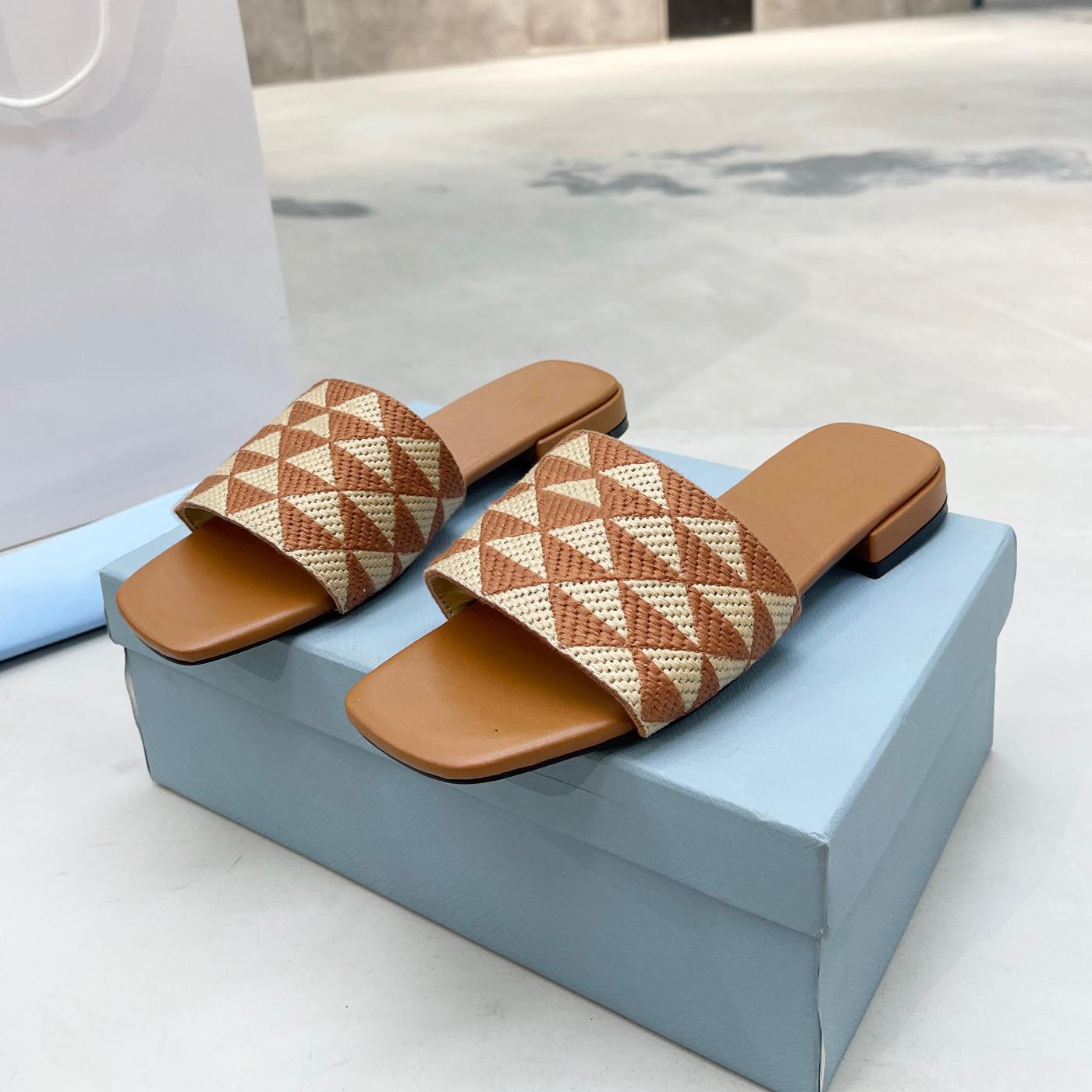 Designers Embroidered Fabric Slides Slippers Womens Metal Triangle Flat Fashion Casual Slipper Luxurys Fahion Plaid Outdoor Scuffs Box 35-43, Red
Designers Embroidered Fabric Slides Slippers Womens Metal Triangle Flat Fashion Casual Slipper Luxurys Fahion Plaid Outdoor Scuffs Box 35-43, Red
