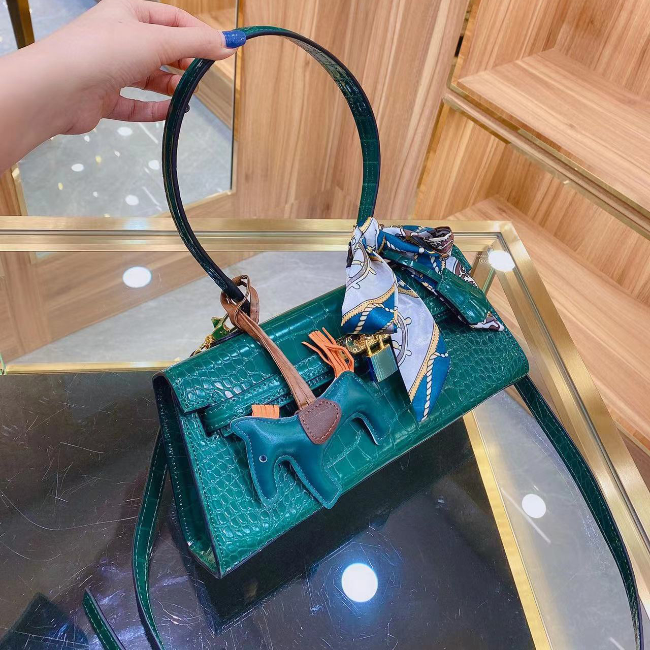 Axillary bag Alligator bags Chains Clamshell Packages temperament Senior Ball-match Fashion Shoulder vintage Handbags High Quality Women chains wallet Metallic, Picture color with logo
Axillary bag Alligator bags Chains Clamshell Packages temperament Senior Ball-match Fashion Shoulder vintage Handbags High Quality Women chains wallet Metallic, Picture color with logo