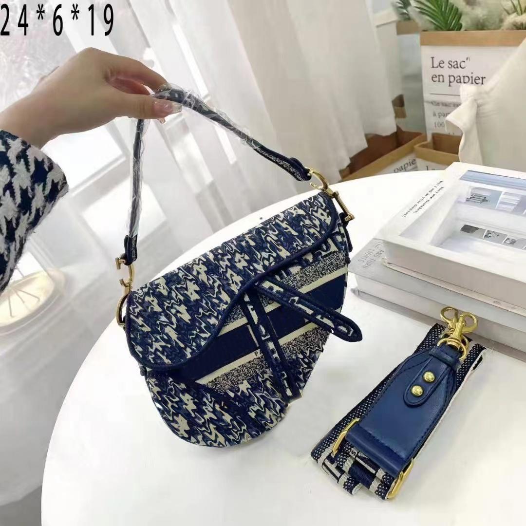Casual Quality Luxury Designers canvas Totes Saddle's Bag Woman Oblique Embroidery Handbags Single Shoulder Bags ladies Fashion Banquet Cowboy handbag, White grid
Casual Quality Luxury Designers canvas Totes Saddle's Bag Woman Oblique Embroidery Handbags Single Shoulder Bags ladies Fashion Banquet Cowboy handbag, White grid