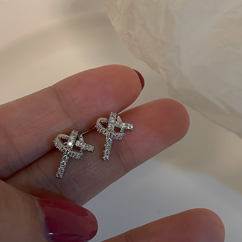 Simple and Exquisite Love Knotted Earrings Female Minority Design Advanced Sense Small New Trend
Simple and Exquisite Love Knotted Earrings Female Minority Design Advanced Sense Small New Trend