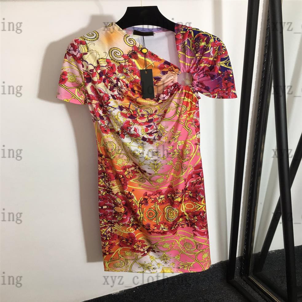 2022ss cheongsam designer dresses women summer heart rose Print Metal Irregular Short Sleeve Dress button pleated polo SKIRT253T, Black
2022ss cheongsam designer dresses women summer heart rose Print Metal Irregular Short Sleeve Dress button pleated polo SKIRT253T, Black