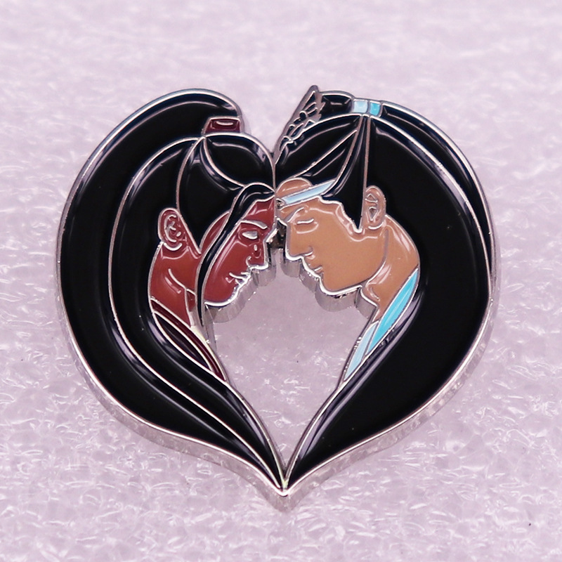 The hero of the popular ancient costume drama stitches a heart-shaped brooch, As picture
The hero of the popular ancient costume drama stitches a heart-shaped brooch, As picture