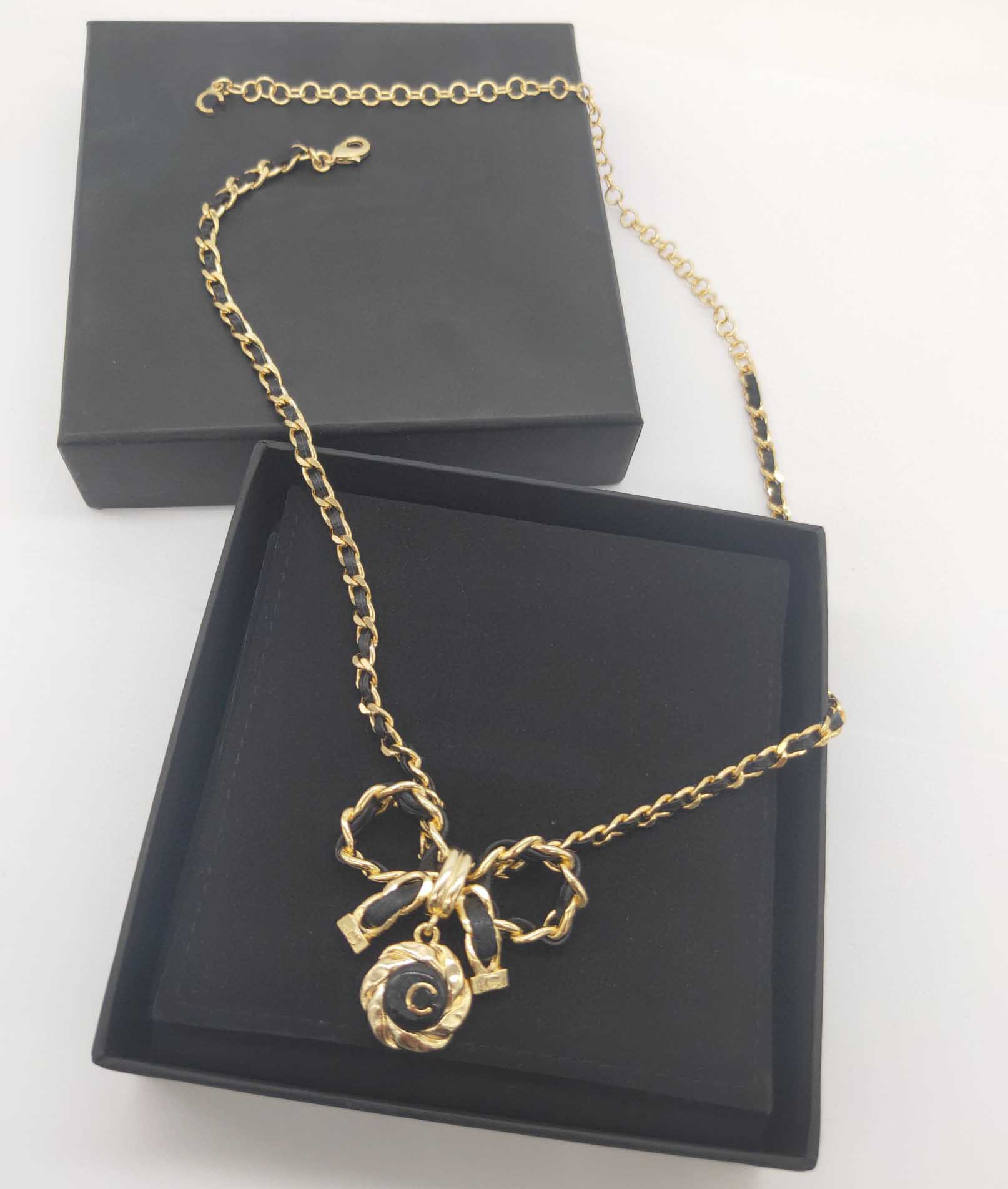 2022 Top quality Charm pendant necklace with black genuine leather and enamel design in 18k gold plated for women wedding jewelry gift have box stamp PS7991 
2022 Top quality Charm pendant necklace with black genuine leather and enamel design in 18k gold plated for women wedding jewelry gift have box stamp PS7991