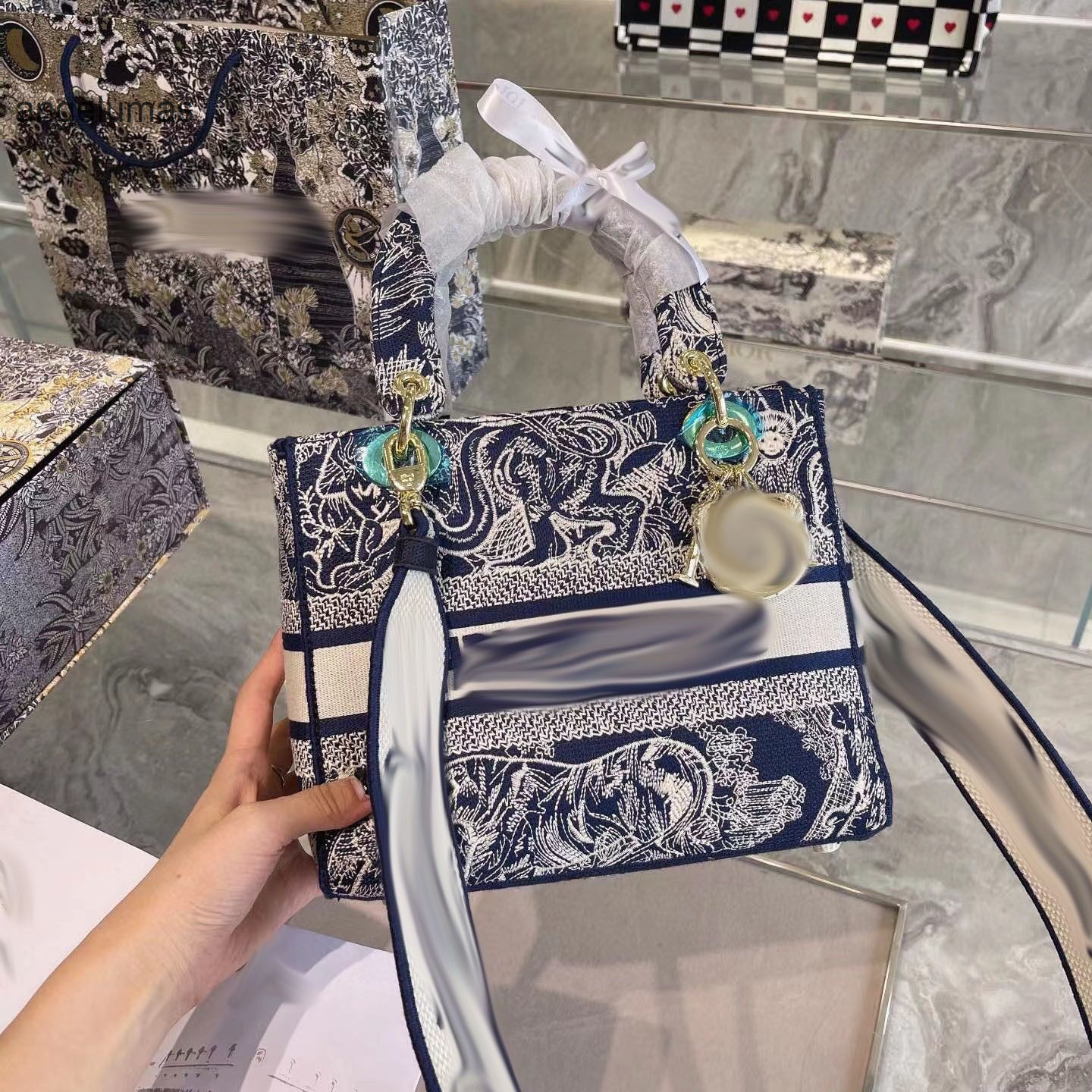 Lady Bag Cristian Princess Blue Woman Tiger Embroidered Single Diana Autumn Winter Texture Bags Hand-held Top Quality Xyn2
Lady Bag Cristian Princess Blue Woman Tiger Embroidered Single Diana Autumn Winter Texture Bags Hand-held Top Quality Xyn2
