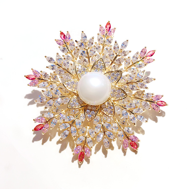 Designer Women Pearl Brooch Snowflake Suit Brooches for Woman Zircon Lady Flower Pins Vintage Elegant Luxury Bride Dress Pins Button Pin Fashion Scarf Buckle
Designer Women Pearl Brooch Snowflake Suit Brooches for Woman Zircon Lady Flower Pins Vintage Elegant Luxury Bride Dress Pins Button Pin Fashion Scarf Buckle