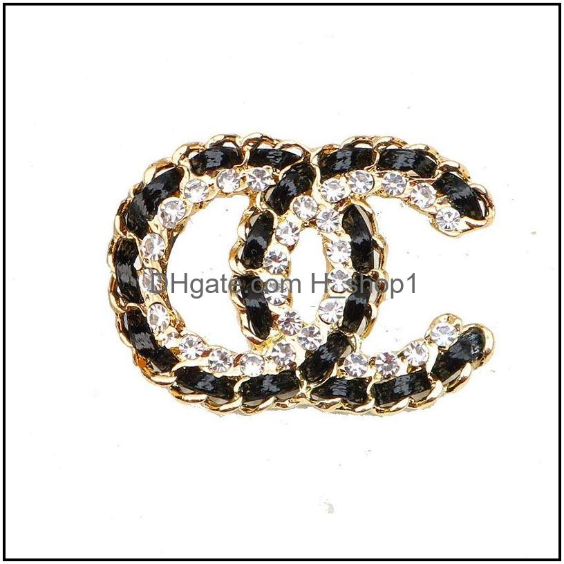 Pins Brooches Jewelry Luxury Brand Designer Double Letter Pins Women Black White Leather Crysatl Pearl Rhinestone Brooch Suit Pin Classic W
Pins Brooches Jewelry Luxury Brand Designer Double Letter Pins Women Black White Leather Crysatl Pearl Rhinestone Brooch Suit Pin Classic W